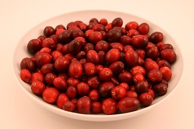 PEELING ŻURAWINOWO - CYTRYNOWY - przepis: świeżą, umytą żurawinę (3/4 szkl.) blendujemy z płatkami owsianymi (pół szkl.), dodajemy stratą skórkę z jednej cytryny, oliwę z oliwek (1,5 łyżki) i miód (3 łyżki), mieszamy; najlepiej stosować 3 razy w tygodniu po wykonaniu demakijażu. 