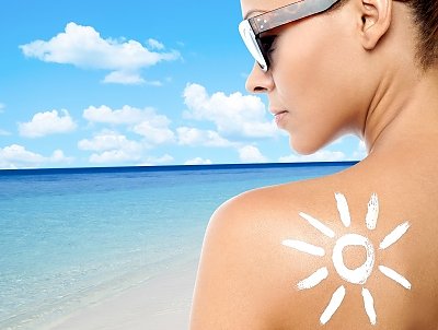 Wypróbuj chłodzące kosmetyki. Nikomu nie trzeba wspominać o konieczności stosowania kremów z filtrem, nawet jeżeli nie jesteś na plaży! Jednak, nie wszyscy próbują wspomagać się żelami chłodzącymi. Coraz więcej marek proponuje kosmetyki po opalaniu, które dadzą ukojenie i ochłodzą ciało. Popularne stają się też chłodzące żele do stóp czy delikatne mgiełki, którymi możemy spryskiwać ciało.
