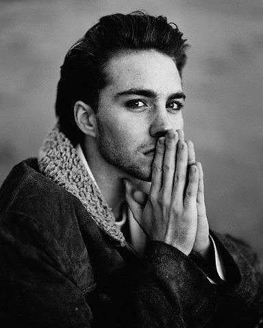 Jonathan Brandis - aktor, scenarzysta. Uzależniony od alkoholu, źle znosił porażki w życiu zawodowym. Powiesił się w 2003 roku w wieku 27 lat.