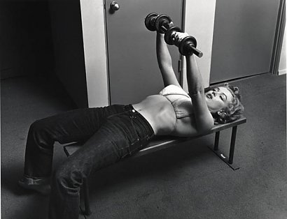 Marilyn Monroe sfotografowana w latach 50. przez Phillipe’a Halsmana w spodniach Levi’s® 501®. Te same spodnie miał na sobie także Marlon Brando w kultowym filmie “Dziki” 