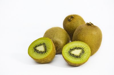 KIWI - bomba witaminowa, wzmacniają układ odpornościowy, chronią przed zaćmą, regulują cukier we krwi, obniżają ciśnienie krwi, oczyszczają organizm z toksyn.