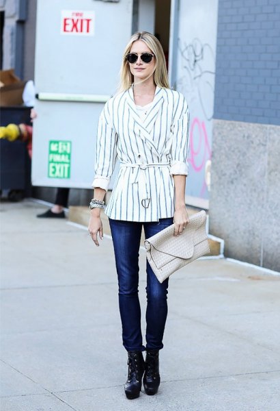 Ciemne skinny jeans i wiązane botki 