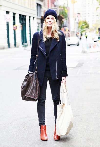 Czarne skinny jeans i brązowe botki 
