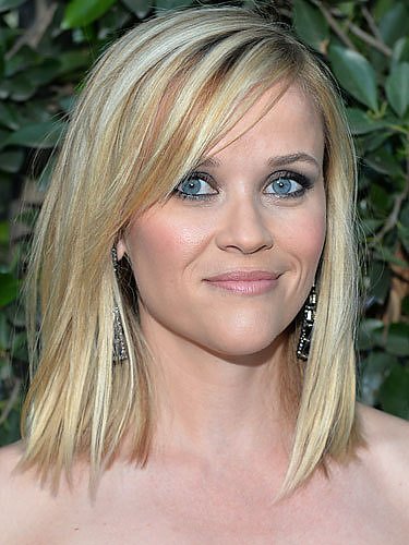 Reese Witherspoon - grzywka z mocnym przedziałkiem na bok