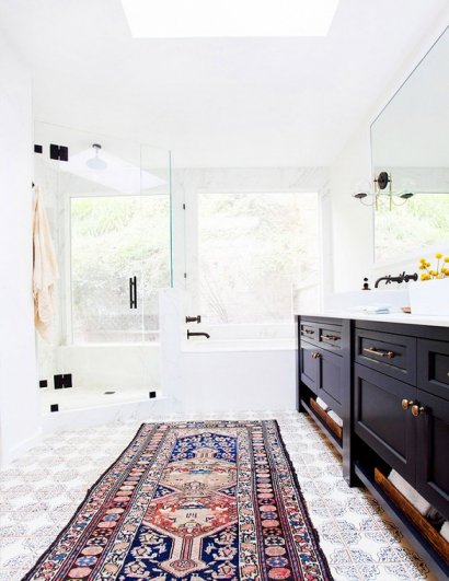 A może dywan w wzory zamiast nudnych łazienkowych mat?