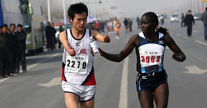 Jaqueline Kiplimo pomaga niepełnosprawnemu biegaczowi podczas maratonu w Taiwanie, kosztem swojej wygranej.