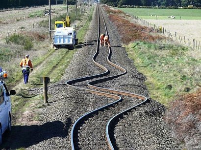 Tory kolejowe po trzęsieniu ziemi - Nowa Zelandia.