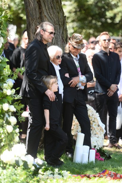Pogrzeb Kory.  Siostra Hanna, syn Szymon Sipowicz, mąż Kamil Sipowicz