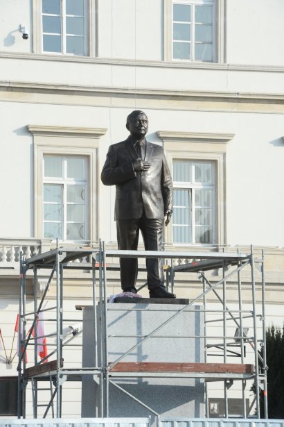 Pomnik Lecha Kaczyńskiego na pl. Piłsudskiego