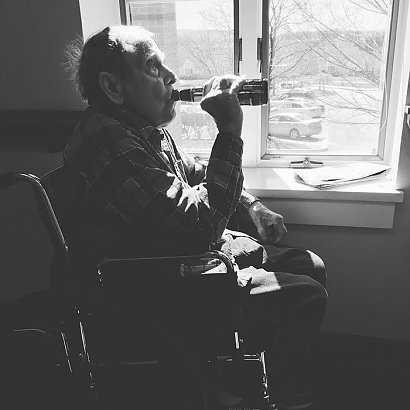 Zdjęcie dziadka na 2 tygodnie przed jego śmiercią, który pije swoje ulubione piwo. Swoje ostatnie. Zdjęcie zostało zrobione w domu starców.