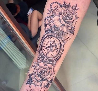 Tatuaż Esmeraldy Godlewskiej. Celebrytka skusiła się na bardzo popularny motyw kompasu w różach.