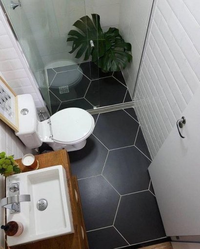 Małą łazienkę możesz optycznie powiększyć dzięki kolorom. Ciemna podłoga i jasna płytka na ścianie to zawsze dobre rozwiązanie!