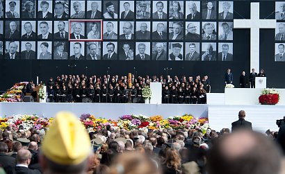 10 kwietnia 2010 roku 96 osób zginęło w katastrofie w Smoleńsku. Wśród nich prezydent kraju z małżonką. Polska pogrążyła się w żałobie.