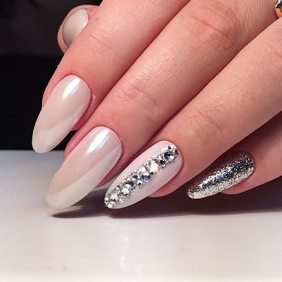 Jeżeli zależy nam na bardziej spektakularnym rezultacie, sięgnijmy po biżuteryjne ozdoby, które odmienią wygląd dłoni i sprawią, że nasz manicure stanie się unikatowy.