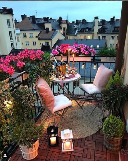 Kwiaty, poduszki i mały stolik sprawią, że romantyczna kolacja może odbyć się na balkonie