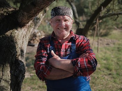 Józef to najstarszy członek tegorocznej ekipy. 66-latek jest wdowcem i mieszka w województwie lubelskim. Co ciekawe, rolnictwem zajął się dopiero na emeryturze. Teraz mówi, że to jedna z jego największych radości, która daje mu poczucie wolności.