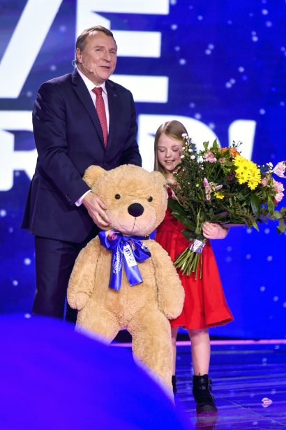 Jacek Kurski wręczył Ali kwiaty i misia.
