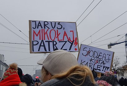 Hasła z transparentów: Jaruś, Mikołaj patrzy!, Siodłaj kota, karle