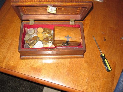 Gdy ją otworzyli, ich oczom ukazało się mnóstwo monet i drewniane pudełeczko.