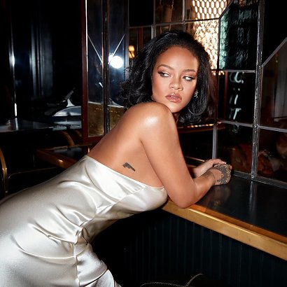 Rihanna założyła markę Fenty, która produkuje kosmetyki do makijażu...
