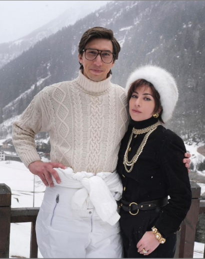 Lady Gaga i Adam Driver na Instagramie opublikowali interesujące zdjęcie z planu. Widać na nim głównych bohaterów w pięknej zimowej scenerii.