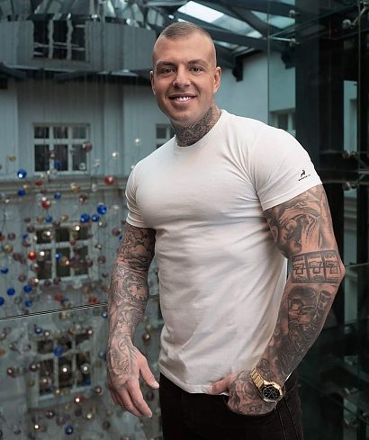 Czarek Mieczkowski chwali się swoimi tatuażami!