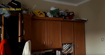 Rzeczy leżą na stosach, na meblach i podłodze. Nie ma zbyt wiele wolnej przestrzeni.