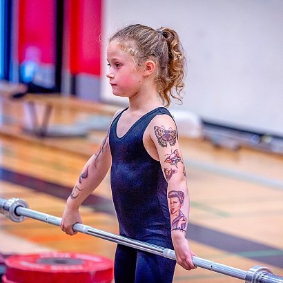 Oto najsilniejsza dziewczynka na świecie! Rory van Ulft ma 8 lat i potrafi podnieść aż 80 kg!