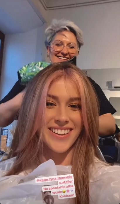 Wizytę w salonie fryzjerskim zrelacjonowała na Instagramie.