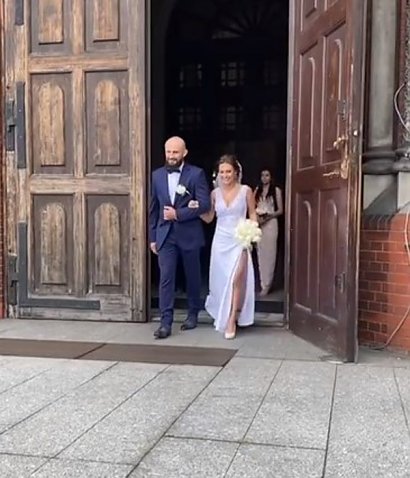 długi welon. Pan Młody także postawił na klasykę :)
