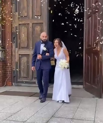 do tego delikatny bukiet z jasnych kwiatów oraz...