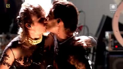 Pocałunek Damiano Davida i Thomasa Raggiego z Maneskin