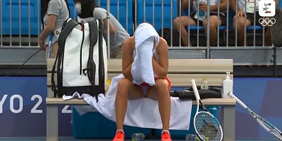 Kamery zarejestrowały, że po meczu Świątek usiadła na ławce, zakryła twarz ręcznikiem i popłakała się.