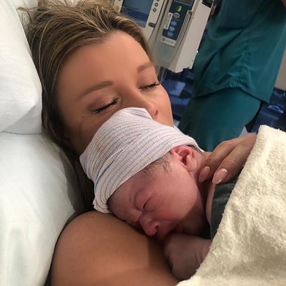 Mała Asha przyszła na świat w 2019 roku i zmieniła życie Joanny Krupy. Jak sama gwiazda mówi, teaz wszystko jest jeszcze piękniejsze :)