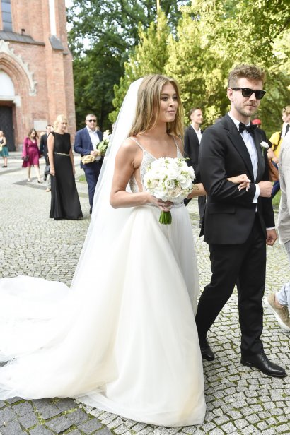 W sukni ślubnej typu księżniczka Opozda wyglądała bardzo elegancko.