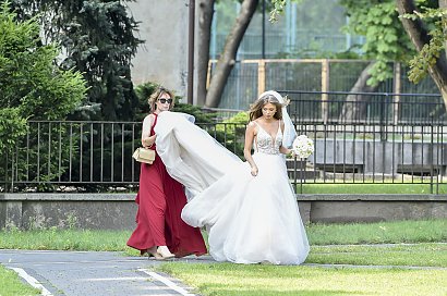Kreacja miała tiulowy dół i bardzo długi tren, który ciągnął się po ziemi.