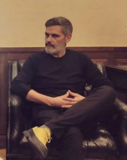 Do tego stawia na wygodne, luźne stylizacje.