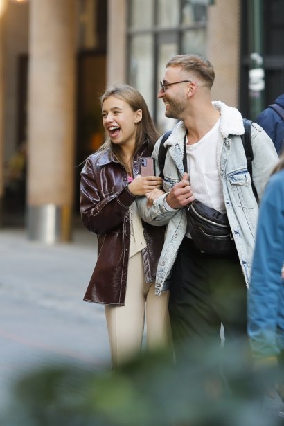 Na zdjęciach widać, jak para w dobrych humorach przechadza się po mieście...