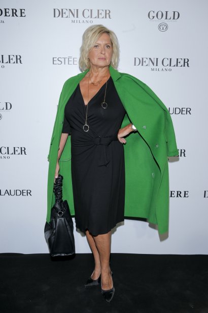 Ewa Kasprzyk miała na sobie ikoniczny wełniany zielony płaszcz od Deni Cler. Nonszalacko narzuciła go na czarną sukienkę. Do tego czarne dodatki: czarna torebka i buty. Nasza ocena: Elegancja i wygoda
