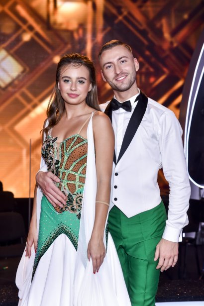 Naszą uwagę przykuła stylizacja Oliwii Bieniuk. Córka Anny Przybylskiej miała na sobie biało-zieloną długą suknię.