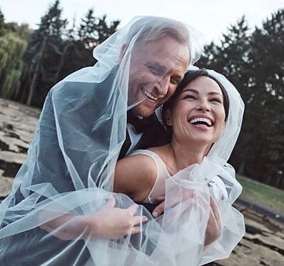 Prywatnie aktor jest mężem Karoliny Szymczak, która...