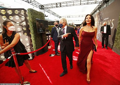 Emmy 2021: Catherine Zeta-Jones w bordowej gorsetowej sukni z rozcięciem. Fani patrzą na twarz: Pięknie się starzeje?