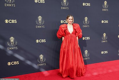  Sarah Paulson zjawiła się w olbrzymiej czerwonej marszczonej sukni z wielkimi bufkami i dekoltem do pępka od Caroliny Herrery.