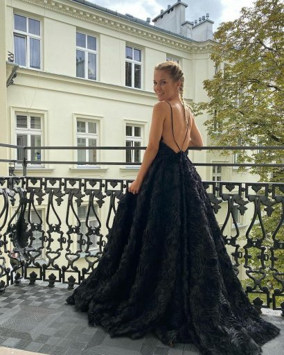 Popularna prezenterka niedawno pozowała w przepięknej czarnej sukni, jak prawdziwa księżniczka, a...