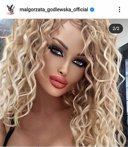 Od połowy sierpnia Małgorzata Godlewska zamieszcza na Instagramie zdjęcia, do których pozuje w platynowych blond włosach i lokach!