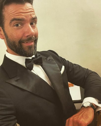 Jest jak wino, co przyznają fanki na jego profilu na Instagramie. Popularność nie maleje, a panie zachwycają się jego urodą.