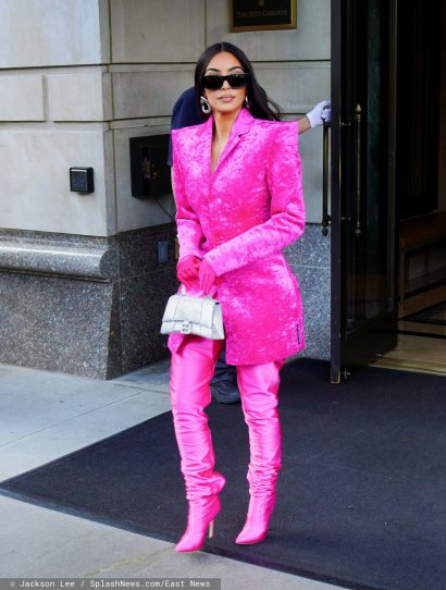 A tak wyglądała w różowym kostiumie wychodząc z hotelu w Nowym Jorku.