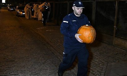 Happening pod domem Jarosława Kaczyńskiego w Halloween. Policja aresztowała dynię? To zdjęcie jest hitem sieci! Zobacz najlepsze MEMY!