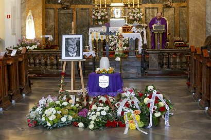 Uroczystości  pogrzebowe odbyły się w kościele pw. św. Aleksandra na Placu Trzech Krzyży w Warszawie. Następnie pochowano go na cmentarzu w Komorowie.