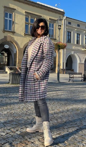 Krata, krata, krata! Ale nie ma się co dziwić, płaszcz w kratę nigdy nie wychodzi z mody. Tu w połączeniu z jasnymi, dość ciężkimi botkami. Zdecydowanie nie da się przejść obojętnie obok stylizacji Katarzyny Cichopek!